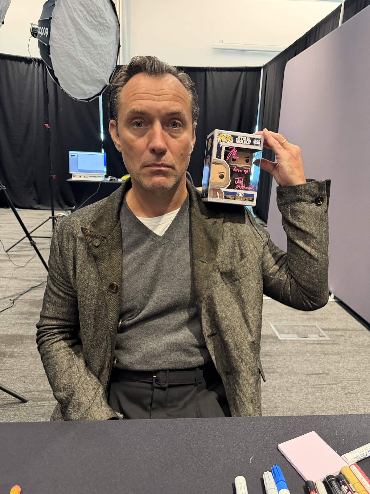 Jude Law Autograph Signing Complete with StarSpotSignings! | Albus Dumbledore & Star Wars